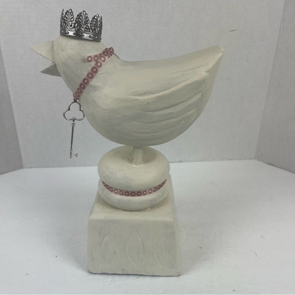 Cottagecore vignette-wood off-white painted bird statue with crown and key-decor - Picture 2 of 7